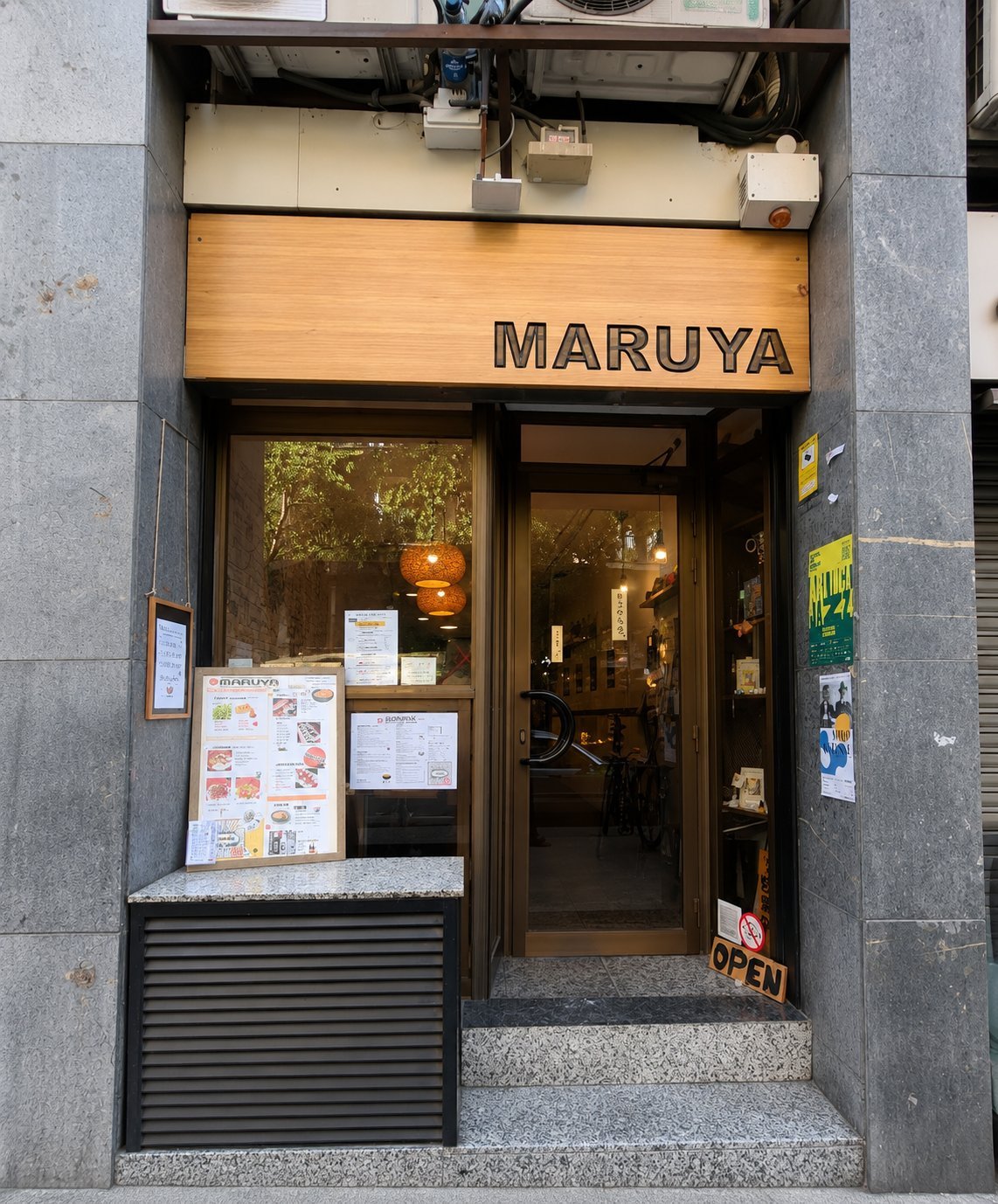 Maruya まるや食堂 — entrada del restaurante en C/Sepúlveda, Sant Antoni, Barcelona